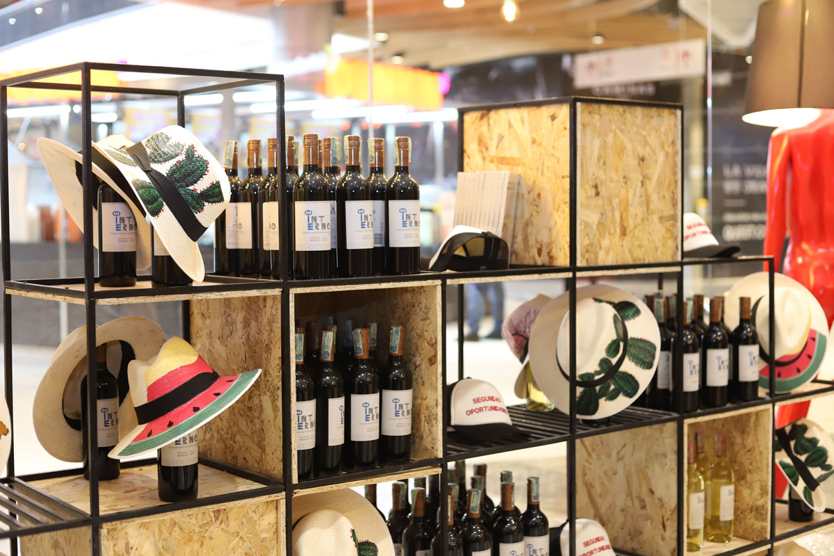 vinos y sombreros