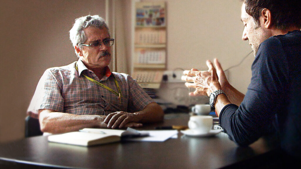 Bryan Fogel (izquierda) conversando con Grigori Rodchenov (derecha) en Ícaro. Cortesía Netflix Colombia.