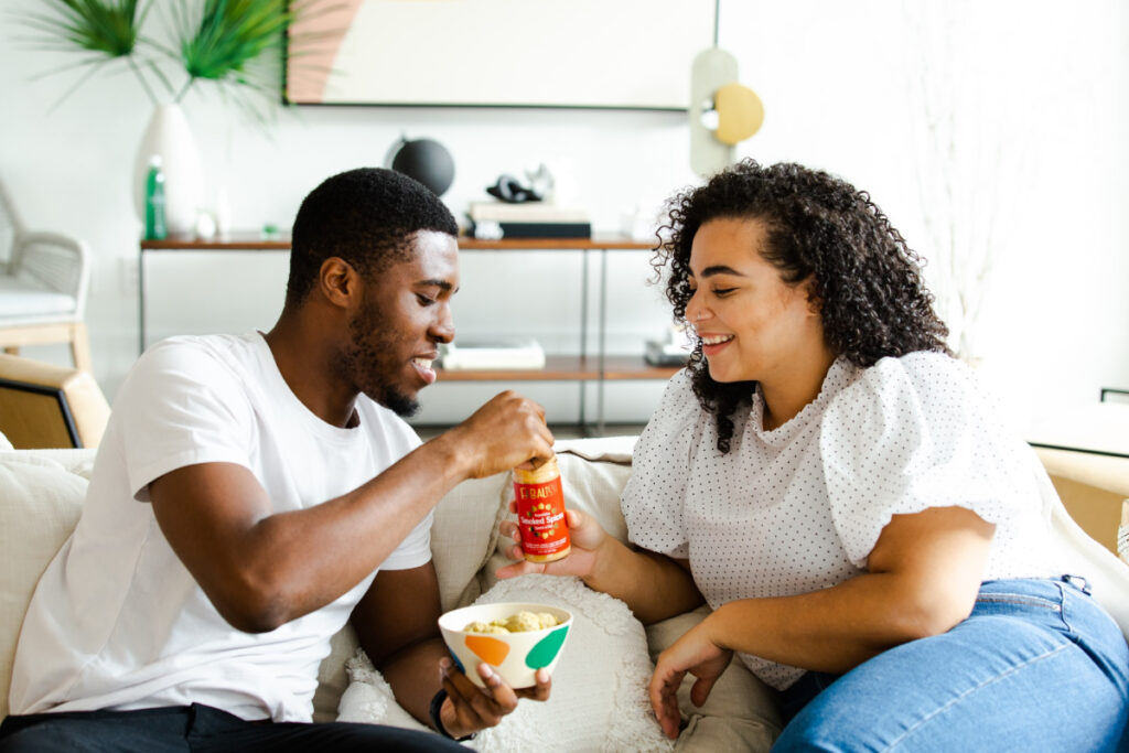Pareja comiendo