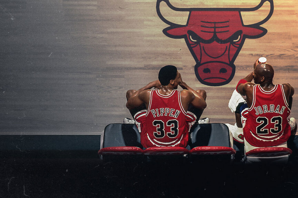 Michael Jordan y Scottie Pippen sentados en el banco