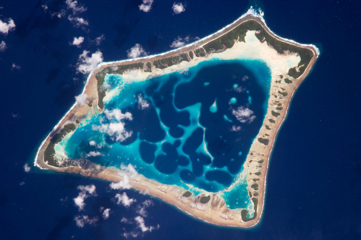 Anillo coral desde el espacio