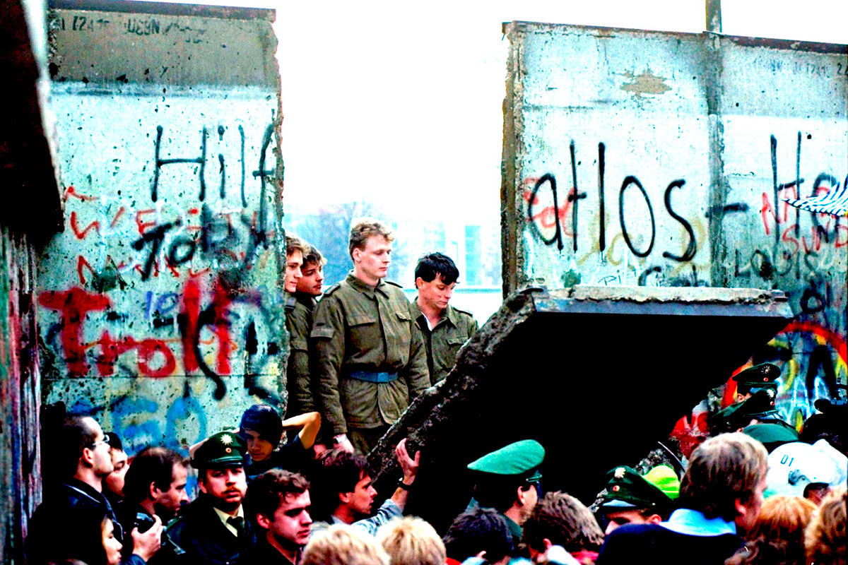 La calle Bernauer Strabe, lugar por donde el Muro pasó dicvidiendo y dejando sus ruinas, 1978