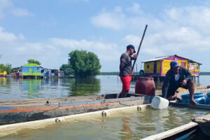 canoa inundada