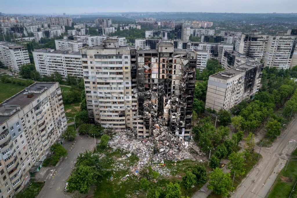 edificio destruido por bombardeos en Ucrania