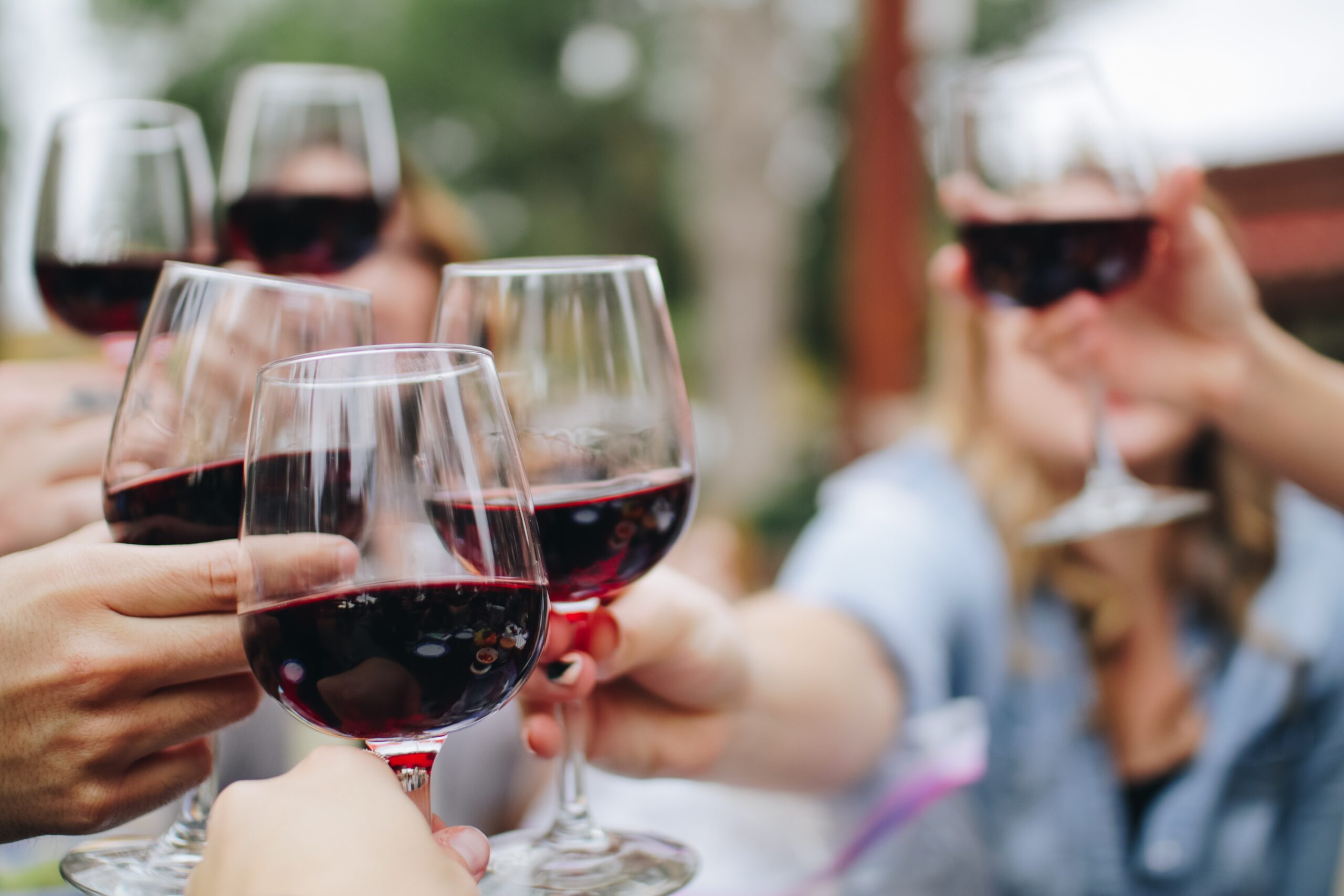 El vino es la bebida ideal para compartir con los amigos.