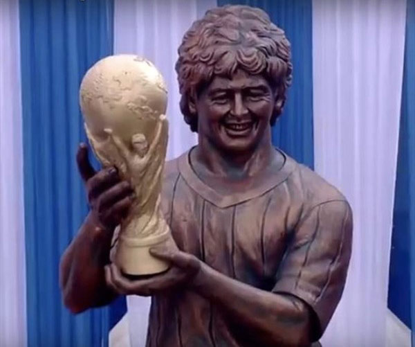 Todo ídolo necesita una representación y el futbolista uruguayo no es la excepción. En Salto, Uruguay, se alzó en 2015 esta efigie que no convenció del todo a Suárez, quien se presentó para la inauguración en una pantalla gigante.
